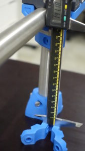 MPCNC-Bauanleitung-Ausrichtung Grundgestell: Die Höhe z wird mit einem Messchieber eingestellt.
