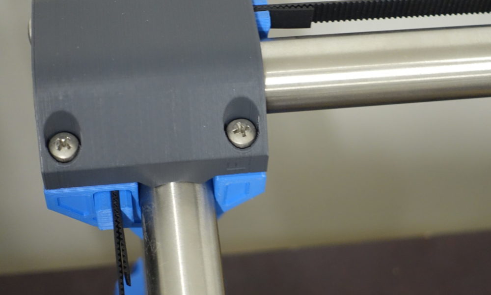 Fertig montierte Riemen. Der Riemen wird so montiert, dass er im 3D-Druckteil näher am Rohr sitzt.